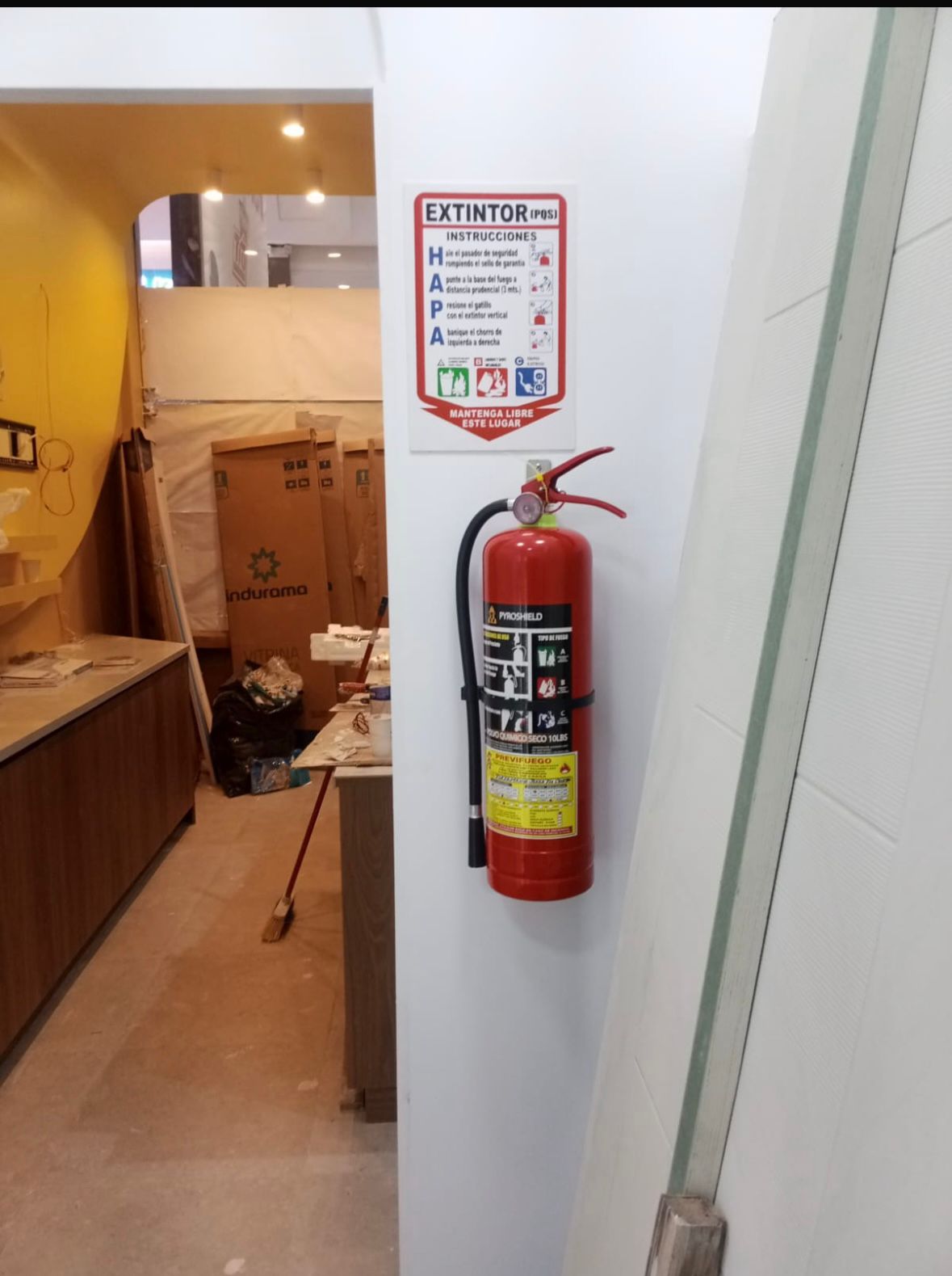 Extintores instalados en cocina en construcción
